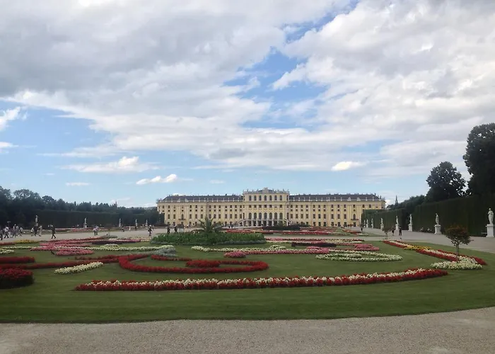 Big Vintage Style Flat Near Schoenbrunn
