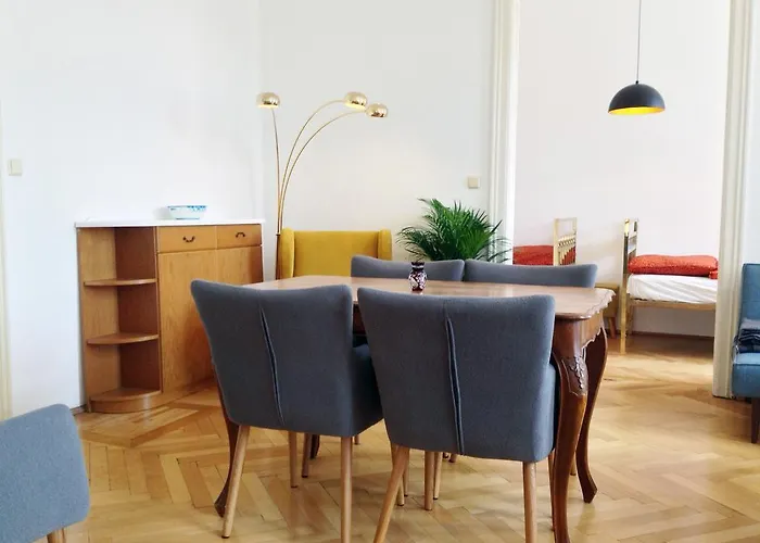 Big Vintage Style Flat Near Schoenbrunn Daire