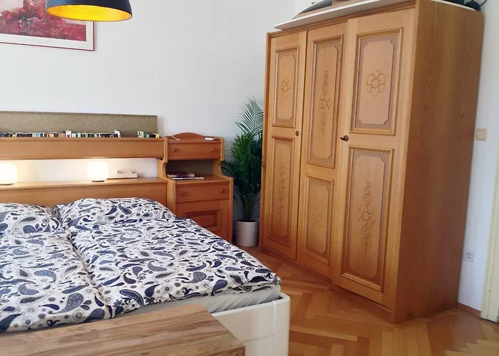 Big Vintage Style Flat Near Schoenbrunn *